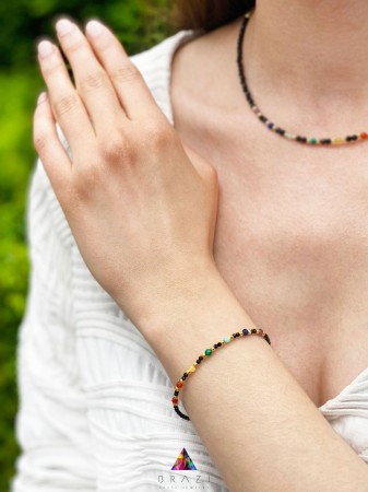Elegancka bransoletka z turmalinem, idealna do zbalansowania energii czakr. Wyjątkowy design i naturalne kamienie czynią ją doskonałym dodatkiem dla miłośników mody i duchowego rozwoju.
