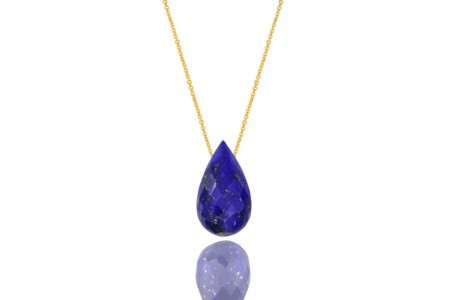 Elegancki naszyjnik z kamieniem lapis lazuli w kształcie kropli, idealny dodatek do każdej stylizacji. Wysokiej jakości wykonanie i głęboki niebieski kolor podkreślają naturalne piękno tego klejnotu.