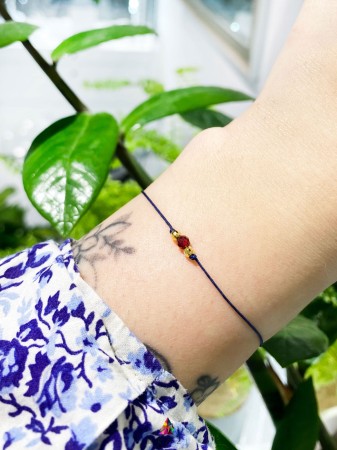 Elegancka bransoletka z granatowymi kamieniami, symbolizująca szczęście i harmonię. Idealna na co dzień lub na wyjątkowe okazje, dodaje klasy każdej stylizacji i podkreśla indywidualny styl.