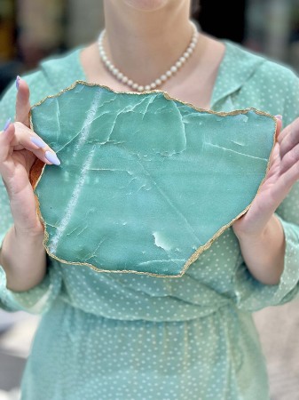Elegancka platera wykonana z awenturynu, ozdobiona złoceniami. Idealna na prezent lub do osobistej kolekcji biżuterii, przyciąga wzrok swoim wyjątkowym blaskiem i finezyjnym wykończeniem.