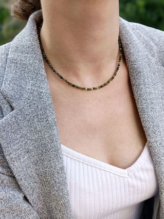Zdjęcie eleganckiego naszyjnika z zielonym turmalinem, podkreślającego naturalną witalność i styl. Idealny dodatek dla osób ceniących unikalną biżuterię i klasyczny design.