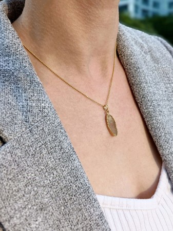 Zachwycający naszyjnik z naturalnym agatem druzy, ręcznie złocony dla eleganckiego wyglądu. Idealny dodatek do każdej stylizacji, który podkreśla indywidualność i wyjątkowy styl noszącej osoby.