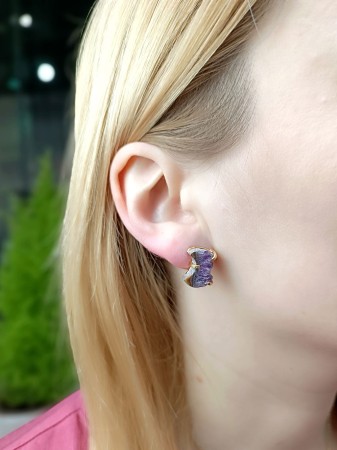 Złocone kolczyki z ametystem w formie księżyca, zdobione delikatnym koszyczkiem. Elegancka biżuteria dodająca blasku każdej stylizacji, idealna na specjalne okazje i codzienne noszenie.