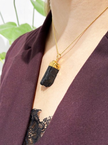 Złocony naszyjnik z dużym turmalinem, idealny dla miłośników elegancji i wyrafinowanego stylu. Wyróżnia się wyjątkowym blaskiem i precyzyjnym wykonaniem, dodając luksusu każdej stylizacji.