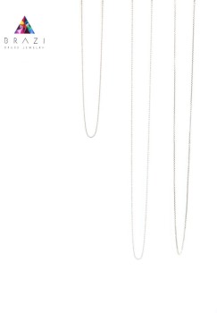 Trzy długości srebrnego łańcuszka Brazi zaprezentowane pionowo na białym tle.