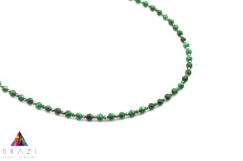 Naszyjnik z fasetowanych koralików malachitu i pirytu, zbliżenie na strukturę kamieni naturalnych, Brazi