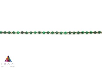 Makrofotografia koralików malachitu i pirytu w złotym naszyjniku, detale szlifu kamieni, Brazi