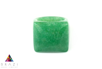 Pierścionek Brazi Druse Jewelry z gładkiego, jasnozielonego awenturynu.