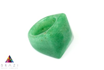 Zielony pierścionek z awenturynu, Brazi Druse Jewelry, gładkie wykończenie.