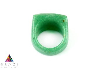 Zielony pierścionek z aventuryny, gładkie wykończenie, Brazi Druse Jewelry.