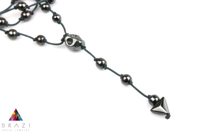 Naszyjnik męski z hematytu na czarnym sznurku z zawieszką w kształcie czaszki i trójkąta, biżuteria Brazi
