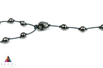 Naszyjnik męski z hematytu na sznurku, detal czaszki łączącej koraliki, biżuteria ręcznie wykonana Brazi