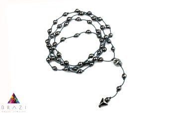 Naszyjnik męski z hematytu na czarnym sznurku z czaszką, widok na cały produkt, biżuteria Brazi