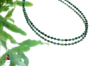 Naszyjnik z malachitem i pirytem w złotej oprawie, artystyczne ujęcie z motywem roślinnym, Brazi