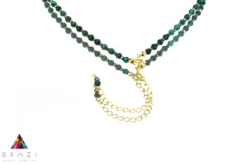 Złote zapięcie typu karabińczyk z łańcuszkiem regulacyjnym w naszyjniku z malachitem, biżuteria Brazi