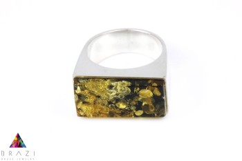 Pierścionek z prostokątnym zielonym bursztynem w masywnej srebrnej oprawie, marka Brazi