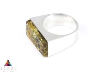 Srebrny pierścionek z zielonym bursztynem o gładkiej strukturze bocznej, biżuteria Brazi