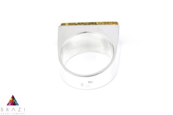 Srebrny pierścionek z bursztynem i wybitym oznaczeniem próby srebra 925, marka Brazi