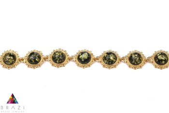 Bransoletka z zielonym bursztynem w złotym wykończeniu, detale naturalnych kamieni, biżuteria Brazi.