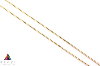 Zbliżenie na splot złotego łańcuszka kulkowego typu kuleczki, biżuteria Brazi.