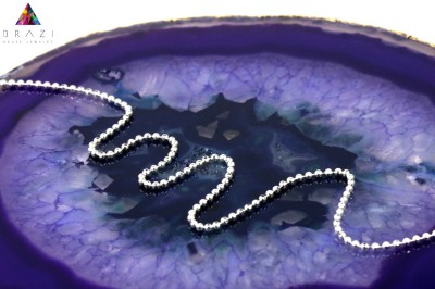 Srebrny łańcuszek o splocie kulkowym na plastrze fioletowego agatu.