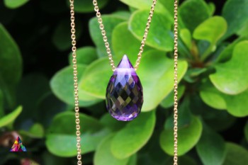 Naszyjnik z fasetowanym ametystem w formie kropli na złotym łańcuszku, biżuteria Brazi
