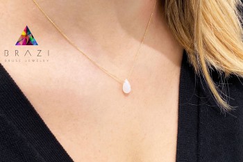 Brazi Druse Jewelry: Delikatny naszyjnik z kamieniem księżycowym w kształcie kropli.