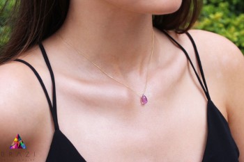Naszyjnik z ametystową kroplą prezentowany na szyi modelki, biżuteria naturalna Brazi