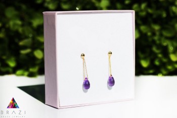 Fiołkowe kolczyki Brazi Druse Jewelry z ametystu, w kształcie kropli.