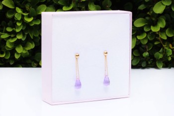 Pozłacane kolczyki z ametystem liliowym w kształcie kropli w pudełku jubilerskim, biżuteria Brazi
