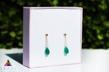 Para pozłacanych kolczyków z naturalnym chalcedonem w pudełku jubilerskim, marka Brazi