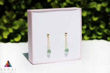 Kolczyki ze złotą oprawą i prasiolitem w różowym pudełku prezentowym, biżuteria Brazi