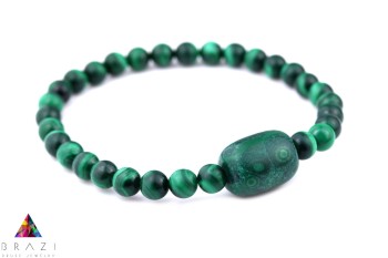 Bransoletka męska z gładkich koralików naturalnego malachitu na białym tle, biżuteria marki Brazi