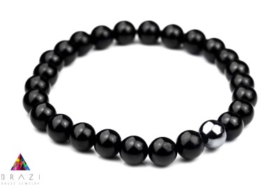Męska bransoletka z czarnego turmalinu i hematytu na białym tle, biżuteria Brazi.