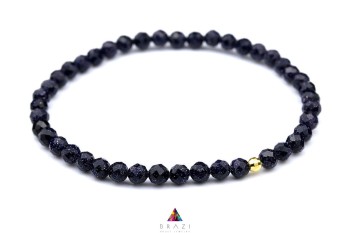 Bransoletka Noc Kairu Brazi: granatowa, fasetowane koraliki z niebieskimi wtrąceniami, złote zapięcie.