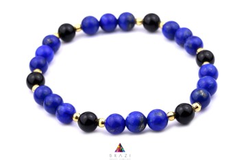Bransoletka z naturalnego lapis lazuli i czarnego turmalinu na białym tle, biżuteria marki Brazi