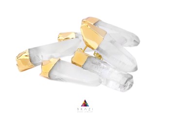 Kolczyki z naturalnego kryształu górskiego o surowej strukturze, złocona oprawa na sztyfcie, biżuteria Brazi.