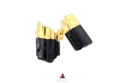 Złocone kolczyki z surowym czarnym turmalinem, które dodadzą elegancji i charakteru każdej stylizacji. Wyjątkowy design podkreśla naturalne piękno kamienia. Idealny wybór na specjalne okazje.