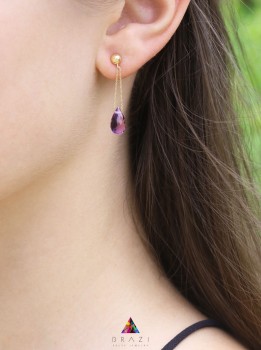 Kolczyki Brazi Druse Jewelry: fioletowe ametysty w kształcie kropli, delikatne złote zapięcie.