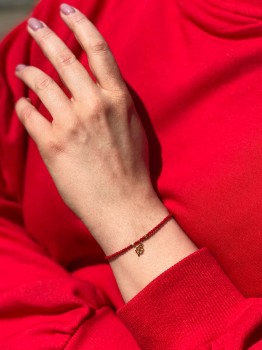 Czerwona bransoletka z koralem i złotym zawieszkiem w kształcie koniczynki, Brazi Druse Jewelry.