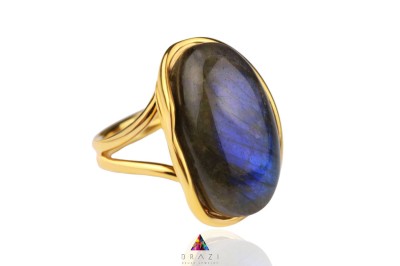 Pierścionek z owalnym labradorytem o błękitnym blasku w złoconej oprawie, biżuteria Brazi.