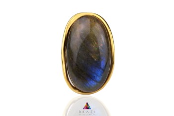 Pierścionek z naturalnym labradorytem o owalnym kształcie i złoconej obrączce, marka Brazi.