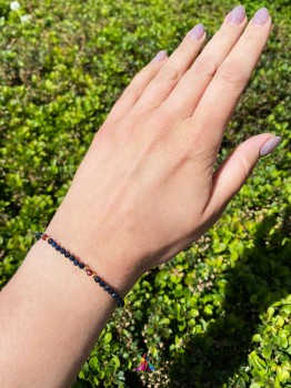 Bransoletka z naturalnym szafirem i granatem na nadgarstku, ręcznie wykonana biżuteria Brazi.