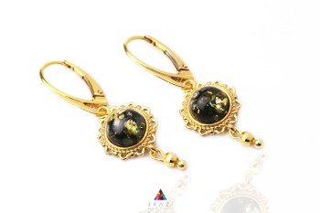 Kolczyki z zielonym bursztynem i złotą kuleczką, zapięcie typu angielskiego, biżuteria handmade Brazi.