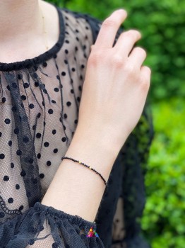 Bransoletka z czarnym diamentem i złotem na nadgarstku modelki, biżuteria Brazi