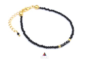 Bransoletka z naturalnym czarnym diamentem i złotymi elementami na białym tle, biżuteria Brazi