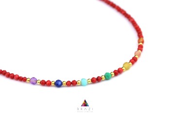 Naszyjnik Brazi Druse Jewelry z korala, zdobiony kamieniami czakr.