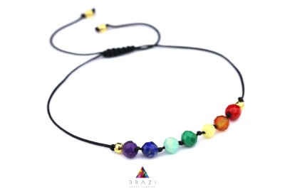 Bransoletka Czakry Makrama Brazi Druse Jewelry: kolorowa, z kamieniami naturalnymi na czarnym sznurku.