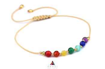 Beżowa bransoletka makramowa z siedmioma fasetowanymi kamieniami naturalnymi i złotymi koralikami, biżuteria Brazi.
