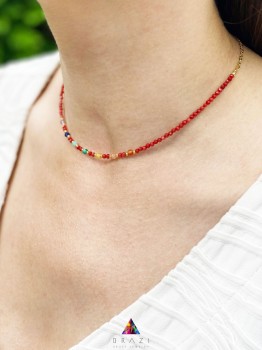Naszyjnik z czerwonego korala i kamieni naturalnych na szyi modelki, delikatna biżuteria Brazi